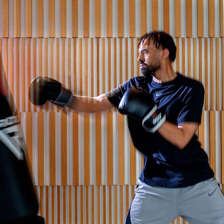 ไฮแอท รีเจนซี ริยาดห์ โอลาฮา Hotel ภายนอก รูปภาพ A boxer training with a heavy bag