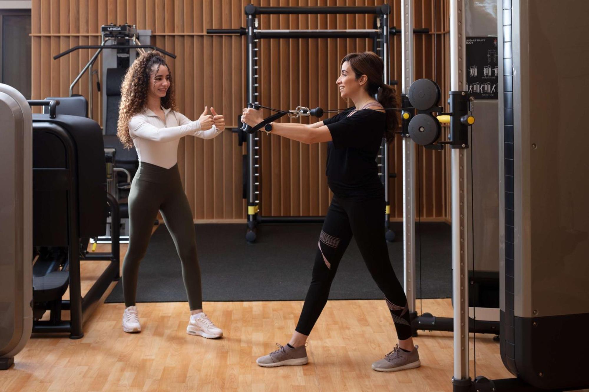 ไฮแอท รีเจนซี ริยาดห์ โอลาฮา Hotel ภายนอก รูปภาพ Personal trainer working with a female client