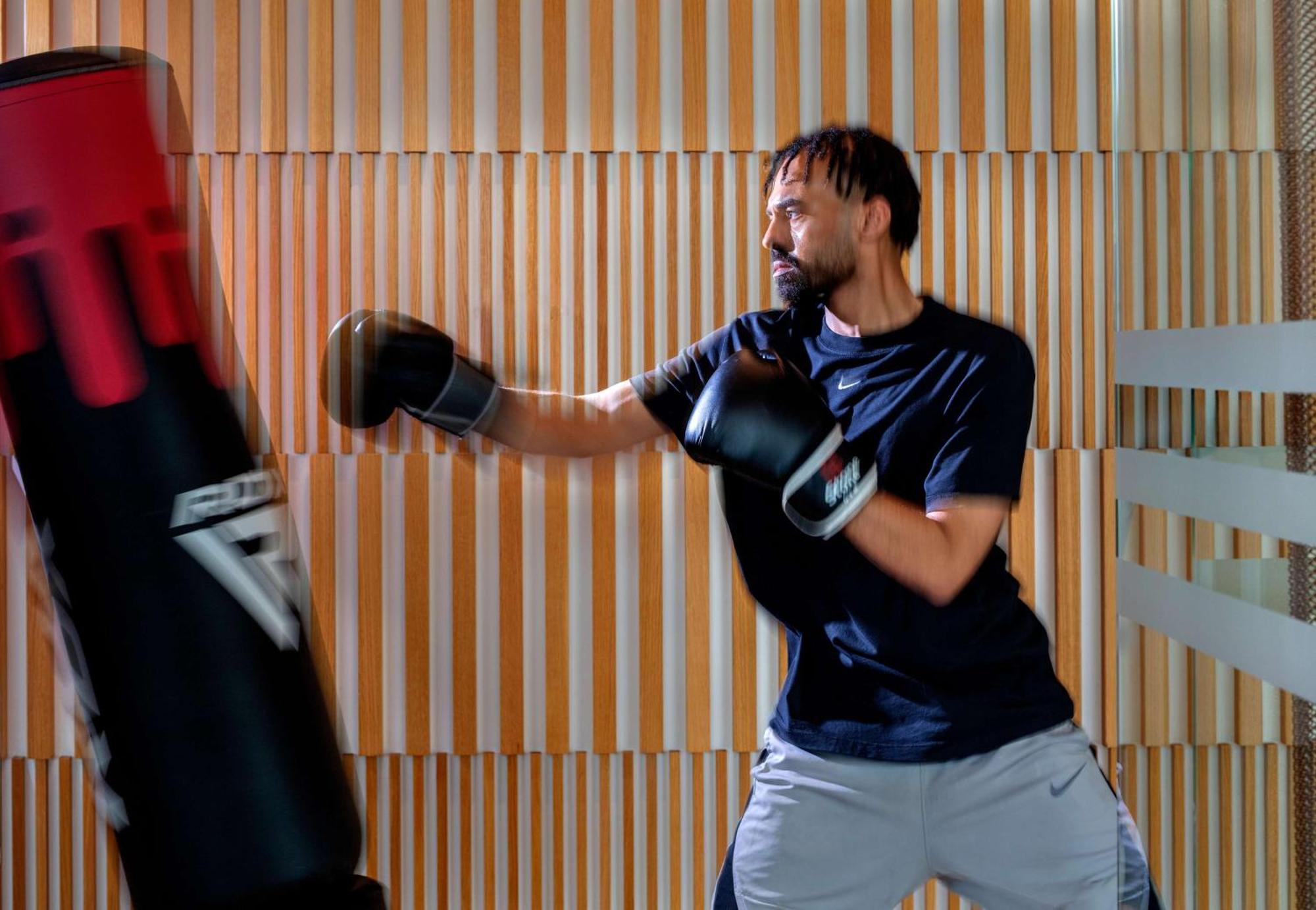 ไฮแอท รีเจนซี ริยาดห์ โอลาฮา Hotel ภายนอก รูปภาพ A boxer training with a heavy bag