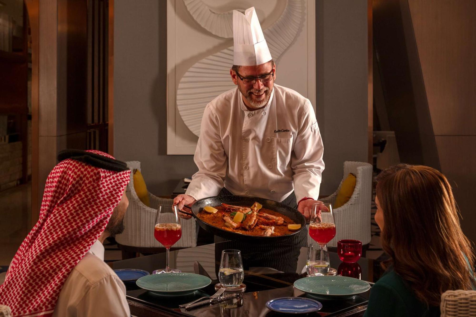 ไฮแอท รีเจนซี ริยาดห์ โอลาฮา Hotel ภายนอก รูปภาพ A chef serving food