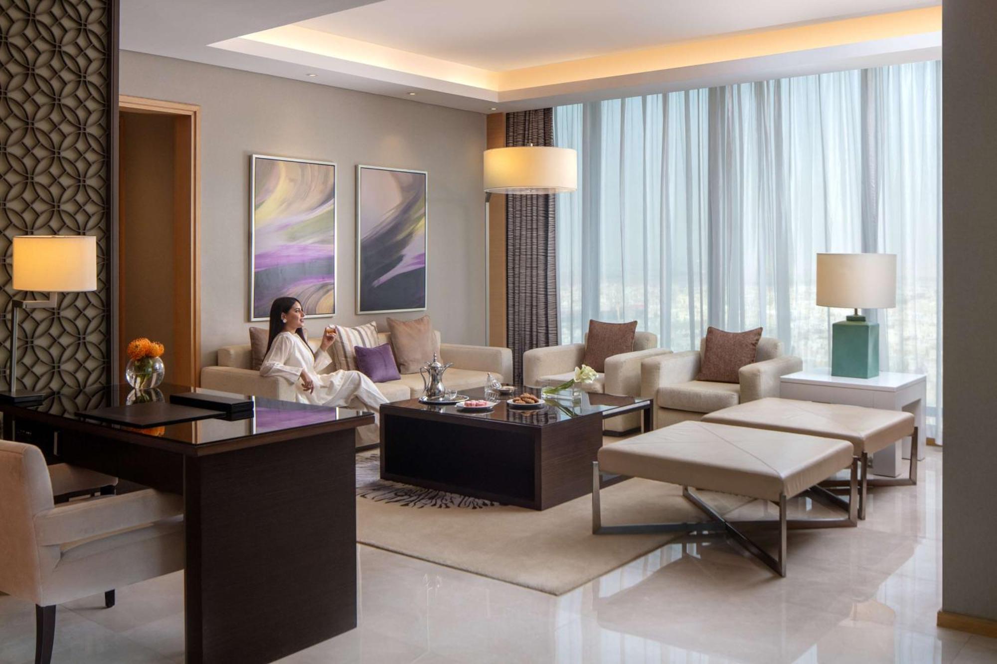ไฮแอท รีเจนซี ริยาดห์ โอลาฮา Hotel ภายนอก รูปภาพ A living room at the Ritz-Carlton, DIFC