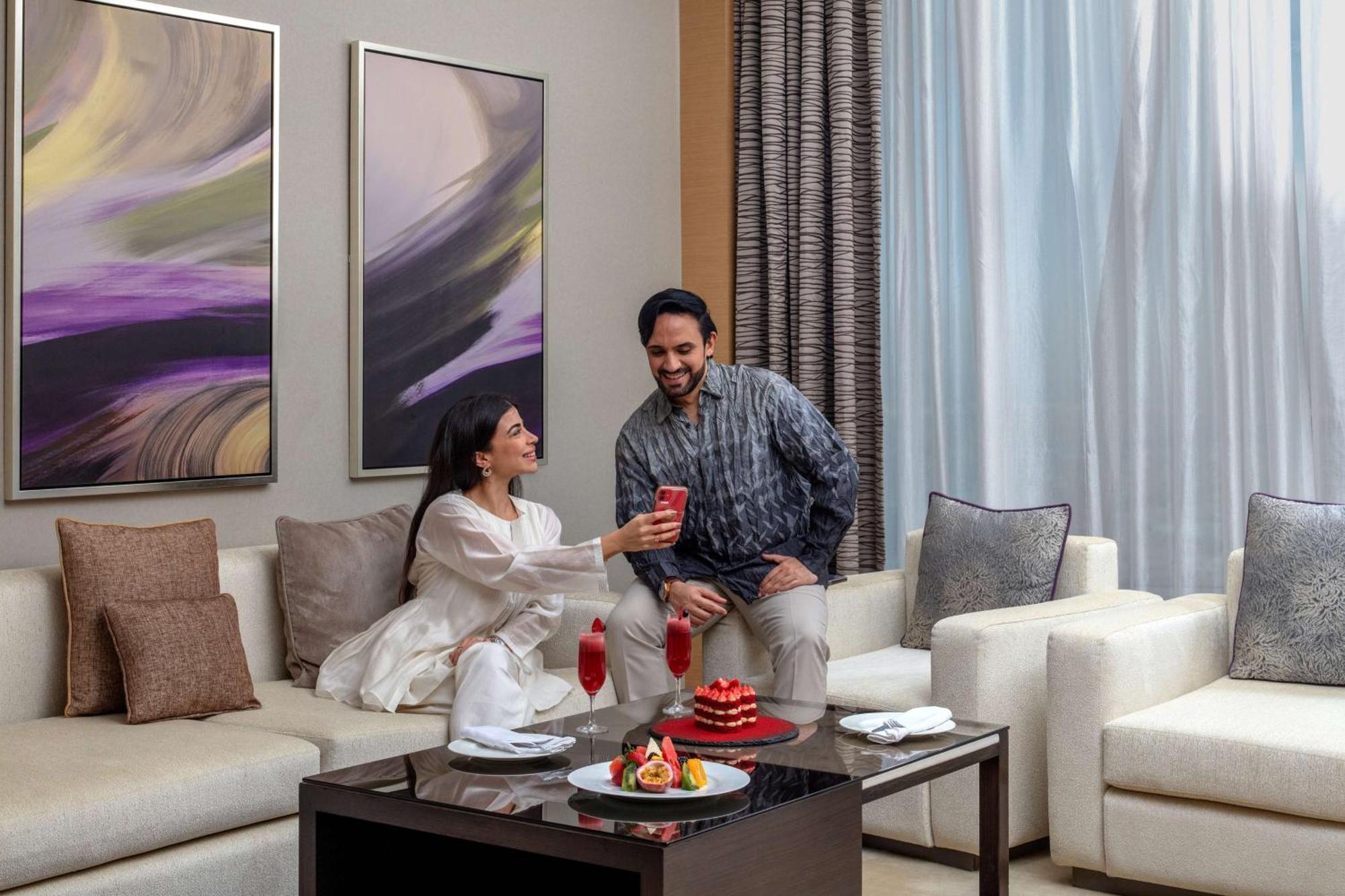 ไฮแอท รีเจนซี ริยาดห์ โอลาฮา Hotel ภายนอก รูปภาพ A couple in a living room