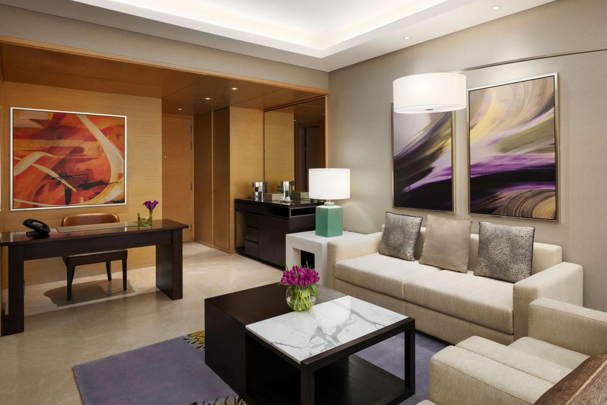 ไฮแอท รีเจนซี ริยาดห์ โอลาฮา Hotel ภายนอก รูปภาพ A living room in a suite at the Ritz-Carlton, Dubai